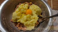 Фото приготовления рецепта: Картофельно-куриные котлеты с кукурузой и зелёным горошком - шаг №8