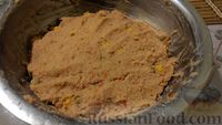 Фото приготовления рецепта: Картофельно-куриные котлеты с кукурузой и зелёным горошком - шаг №9