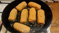 Фото приготовления рецепта: Картофельно-куриные котлеты с кукурузой и зелёным горошком - шаг №11