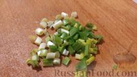 Фото приготовления рецепта: Картофельно-куриные котлеты с кукурузой и зелёным горошком - шаг №5