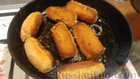 Фото приготовления рецепта: Картофельно-куриные котлеты с кукурузой и зелёным горошком - шаг №12