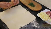 Фото приготовления рецепта: Слоёный дрожжевой пирог с картофелем, ветчиной и сыром - шаг №5
