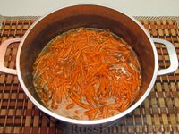 Фото приготовления рецепта: Рисовая каша с морковью и черносливом - шаг №4