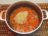 Фото приготовления рецепта: Рисовая каша с морковью и черносливом - шаг №5