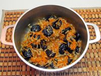 Фото приготовления рецепта: Рисовая каша с морковью и черносливом - шаг №7