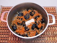 Фото приготовления рецепта: Рисовая каша с морковью и черносливом - шаг №8