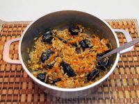 Фото приготовления рецепта: Рисовая каша с морковью и черносливом - шаг №9