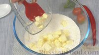 Фото приготовления рецепта: Французский пирог "Киш Лорен" с курицей, брокколи и сыром - шаг №2