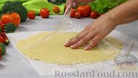 Фото приготовления рецепта: Французский пирог "Киш Лорен" с курицей, брокколи и сыром - шаг №17