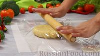 Фото приготовления рецепта: Французский пирог "Киш Лорен" с курицей, брокколи и сыром - шаг №15
