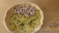 Фото приготовления рецепта: Пирог с картошкой, курицей и заварным кремом - шаг №11
