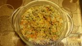 Фото приготовления рецепта: Салат из яиц, жареного лука, моркови и сухариков - шаг №3