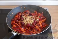 Фото приготовления рецепта: Красный борщ с вишней и орехами - шаг №7