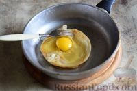 Фото приготовления рецепта: Слоёные лепёшки с яичницей (на сковороде) - шаг №13