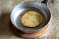 Фото приготовления рецепта: Слоёные лепёшки с яичницей (на сковороде) - шаг №11