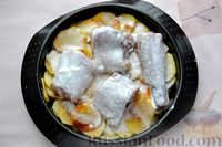 Фото приготовления рецепта: Минтай, запечённый в сливках, с картофелем - шаг №10