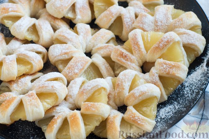 Рецепт: Пирожки из слоеного теста с ананасами - В духовке
