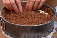 Фото приготовления рецепта: Шоколадный пирог с творожной начинкой - шаг №4