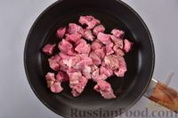 Фото приготовления рецепта: Свинина с грибами и помидорами, тушенная в сметане - шаг №6
