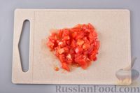 Фото приготовления рецепта: Свинина с грибами и помидорами, тушенная в сметане - шаг №4