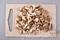 Фото приготовления рецепта: Свинина с грибами и помидорами, тушенная в сметане - шаг №5