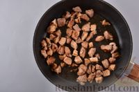 Фото приготовления рецепта: Свинина с грибами и помидорами, тушенная в сметане - шаг №7
