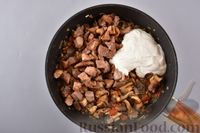 Фото приготовления рецепта: Свинина с грибами и помидорами, тушенная в сметане - шаг №10