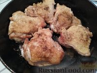 Фото приготовления рецепта: Куриные бёдрышки в сметанном соусе с паприкой, тимьяном и чесноком - шаг №3