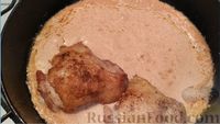 Фото приготовления рецепта: Куриные бёдрышки в сметанном соусе с паприкой, тимьяном и чесноком - шаг №6