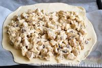 Фото приготовления рецепта: Штрудель из слоёного теста с курицей, грибами и сыром - шаг №11