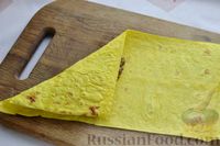 Фото приготовления рецепта: Конвертики из лаваша с печёночным паштетом, горошком и помидором - шаг №8
