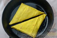 Фото приготовления рецепта: Конвертики из лаваша с печёночным паштетом, горошком и помидором - шаг №12