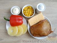 Фото приготовления рецепта: Салат из копчёной курицы с болгарским перцем, ананасами, сыром и кукурузой - шаг №1