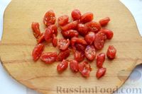 Фото приготовления рецепта: Запечённая рыба с томатным соусом в листьях пекинской капусты - шаг №5