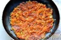 Фото приготовления рецепта: Запечённая рыба с томатным соусом в листьях пекинской капусты - шаг №6