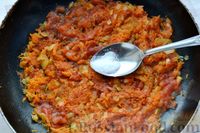 Фото приготовления рецепта: Запечённая рыба с томатным соусом в листьях пекинской капусты - шаг №9