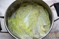 Фото приготовления рецепта: Запечённая рыба с томатным соусом в листьях пекинской капусты - шаг №11