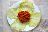 Фото приготовления рецепта: Запечённая рыба с томатным соусом в листьях пекинской капусты - шаг №13
