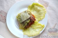Фото приготовления рецепта: Запечённая рыба с томатным соусом в листьях пекинской капусты - шаг №15