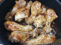 Фото приготовления рецепта: Запечённые куриные голени в пикантном соусе - шаг №6