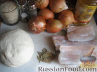 Фото приготовления рецепта: Пирог из сырой рыбы с луком и рисом - шаг №1