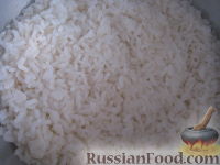 Фото приготовления рецепта: Пирог из сырой рыбы с луком и рисом - шаг №3