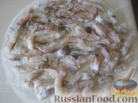 Фото приготовления рецепта: Пирог из сырой рыбы с луком и рисом - шаг №10