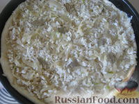 Фото приготовления рецепта: Пирог из сырой рыбы с луком и рисом - шаг №12
