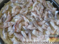 Фото приготовления рецепта: Пирог из сырой рыбы с луком и рисом - шаг №13