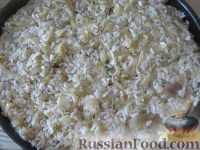 Фото приготовления рецепта: Пирог из сырой рыбы с луком и рисом - шаг №14