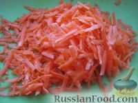 Фото приготовления рецепта: Салат «Анастасия» с морковью, грибами и орехами - шаг №3