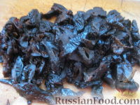 Фото приготовления рецепта: Салат «Анастасия» с морковью, грибами и орехами - шаг №5