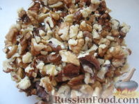 Фото приготовления рецепта: Салат «Анастасия» с морковью, грибами и орехами - шаг №6