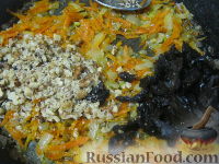Фото приготовления рецепта: Салат «Анастасия» с морковью, грибами и орехами - шаг №10